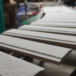 製程中的片片山形磚瓦，歷經層層工法，謹慎的審視、嚴格把關，方能成為建築最堅韌的外衣。