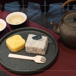 閒適的泡一杯茶，搭配來自 丘山茶 的綠豆糕、烏龍茶紅豆雪花糕，小口品嚐茶點(diǎn)與茶品在口中交織的變化，冉冉時(shí)光。