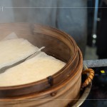 蒸籠炊煙裊裊昇起，開蓋時混著純樸的香味，蒸熟的蘿蔔糕表面鼓脹、內(nèi)裡軟嫩，待放涼後切片，入煎鍋。