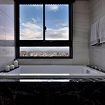 有人習慣泡澡時捧著書讀，代表著忙裡偷閒的自在從容