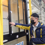 氣密窗歷經(jīng)多次風(fēng)壓施加後，營建部工地主任-吳瑞隆，仔細檢查窗框是否有變形，確認開關(guān)運行的流暢度及穩(wěn)定性。