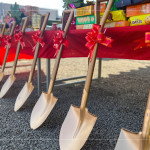 金銅色光輝的開工鏟，將剷出心中築夢成真的願景，期待往後的日子與建築共築美好。