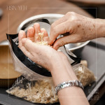 將熟黃豆搗碎，溫熱的豆香在掌心間瀰漫，每一次按壓都是釀造過程的起點。