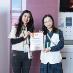 邀請(qǐng)25位苗栗家扶中心的大小朋友入廳觀影，透過這場(chǎng)小小的公益行動(dòng)，築起一份溫暖的陪伴；圖右一為家扶中心李甄芳督導(dǎo)，感謝新業(yè)分享公益席位。