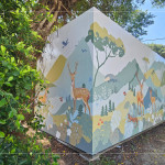 彩繪在貨櫃屋的圖案，連結(jié)臺(tái)灣在地物種穿山甲、山椒魚、藍(lán)鵲等，以及象徵守護(hù)沙鹿的梅花鹿，色彩與自然相互呼應(yīng)，為空間注入生命的氣息。