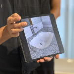 因應(yīng)不同的格局規(guī)劃，一一找尋適合且舒心的衛(wèi)浴設(shè)備，無論是面盆的深淺、弧度及材質(zhì)皆是選品時的考量要點。