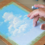 指尖暈染，達到更自然、細膩的混色效果，透過指腹的溫度，將顏料均勻融化、混合，輕柔推抹，更可呈現(xiàn)朦朧霧感效果。