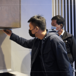 新業(yè)建設(shè) 簡福榮總經(jīng)理 (右一)與 吳志輝建築師 (右二) 細(xì)看、輕撫每個廚具的細(xì)節(jié)與轉(zhuǎn)彎處，觀察整體色調(diào)的搭配與設(shè)計 。