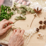每款花色搭配的花材不盡相同，白色花色以烏桕、法國(guó)白梅、蠟梅、尤加利葉、米香、千日紅、棉花及各類果實(shí)拼貼而成。