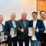 新業(yè)建設(shè)創(chuàng)辦人-穆椿松(中)受邀出席2025年12月「建築師開發(fā)商」論壇，會後分享新業(yè)最新出版的「KIUTSU 起厝」雜誌給在座建築師。