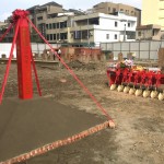 紅綵龍柱、列隊(duì)金圓鍬已就定位，預(yù)告著接下來(lái)【築之細(xì)道】動(dòng)土儀式的圓滿(mǎn)。