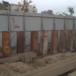 鋼軌樁為國(guó)內(nèi)常用的擋土壁材料，一個(gè)個(gè)列隊(duì)貫入地盤中。