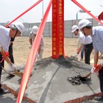 由新業(yè)建設(shè)穆椿松董事長（左一）帶領(lǐng)同仁們，開始動(dòng)土儀式。