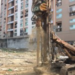 鑽機運轉(zhuǎn)，深入地表底層，有如大地的診治醫(yī)生，透過機密的儀器，了解大地的五臟六腑，規(guī)劃出合適的建築工法。