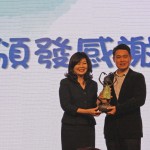 臺中「張老師」中心主任委員張麗莉（左）致贈禮品給新業(yè)建設(shè)邱正光副總（右）作為紀(jì)念，感謝新業(yè)建築夥伴們持續(xù)為青少年及民眾回饋一己之力。