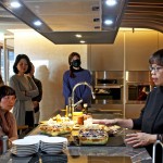 觀峰邀請廚具設(shè)備老師掌握「蒸烤箱」、「洗碗機(jī)」等廚具的使用訣竅，現(xiàn)場示範(fàn)了蔬食料理教學(xué)，宛如一場小而美的輕食饗宴！