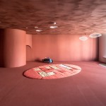 「新業(yè)觀峰」室內(nèi)遊樂區(qū)映入眼簾的是寬敞的橘紅色調(diào)，但內(nèi)有玄機：地面、壁面鋪上天然亞麻，並以硅藻土作為天花板塗料，搭配山洞、活動積木、書架可多元使用。