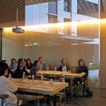 新業(yè)建設(shè)董事長卓勝隆（右二）及居研所建築師團(tuán)隊進(jìn)行簡報說明，將新業(yè)宜家的建築立面、動線與公設(shè)空間一一介紹，現(xiàn)場宛如與建築進(jìn)行一場沉穩(wěn)而內(nèi)斂的對話。