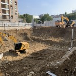 開挖地基講求細(xì)膩度，需要一一評(píng)估地質(zhì)種類、水位，及不影響鄰房地基為原則。