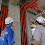 每一條管線宛如建築的筋絡(luò)血管，平整、有條理不紊亂的管線配置，才能為將來種下舒適的環(huán)境，現(xiàn)場(chǎng)工地主任與水電廠商按圖施工監(jiān)督把關(guān)。