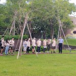 【新業(yè)觀峰】的水岸及前庭步道，連接著日本藝術(shù)家「駿河 敏」親手拚貼綴飾的碉堡。它不僅是孩子爬高探險(xiǎn)滿(mǎn)足好奇心的碉堡，也是觀峰前院一大充滿(mǎn)童趣的微地景藝術(shù)。