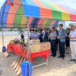 新業(yè)建設 穆椿松名譽董事長(右五)，帶領著各部門職人團隊，一同焚香祝禱，相信心誠則靈，能使【築願景】在天時、地利、人和的條件下完美開展。