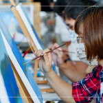 拿起畫(huà)筆，輕描淡繪著想像，今年冬季，點(diǎn)亮一盞屬於你溫暖的樹(shù)，收藏這份來(lái)自冬日的祝福。