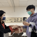 會議開始前致上專屬伴手禮及餐盒，感謝在百忙之中的抽空參與。