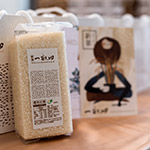 手捧一畝田，品嚐著音符的綿密，分享在座嘉賓。