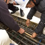 上樑意即在頂樓綁紮金漆鋼筋，「如人之加冠」，象徵建築主體完工在即。