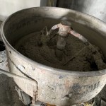 在職人大展身手前，先將石子材料與石泥按比例混合，是重要的事前作業(yè)。