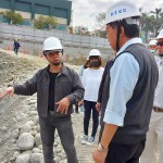 藝術(shù)家王忠龍(左一)與新業(yè)團(tuán)隊(duì)一同前往【築願(yuàn)景】基地選石，表達(dá)這塊土地與建築物之間的對(duì)話及密切關(guān)係。