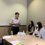 新業(yè)建設(shè)邱正光副總經(jīng)理(圖中)，勉勵(lì)夥伴們精進(jìn)自我，也不吝分享自身對(duì)工作的態(tài)度與心得，使新進(jìn)的生力軍們獲益良多。