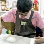 將羊毛絮包覆到皂體上，接著在每一面都進(jìn)行「氈濕」的程序，讓原本輕盈的羊毛吸收水分後重量增加與皂體緊密貼合，使羊毛皂更好地同時達(dá)到滋潤肌膚與去角質(zhì)的作用。