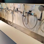 新業(yè)職人團隊了解每人偏好的水壓力道不同，打開蓮蓬頭，生活中的瑣事，隨著水渦消散，沖洗去一身的疲憊與喧囂，在氤氳升騰的霧氣中療癒身心。