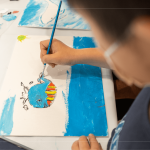 簡單深刻的繪本故事，深深烙印在孩子的腦海中，繽紛的色彩、俐落的線條，傳遞鯨魚和大海在心中的美好想像。