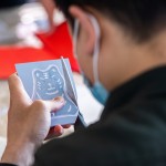 這次活動選擇版畫藝術的其中一種技法—凸版版畫，先在樹酯版上刻好圖樣後，沿著線條邊緣將圖樣剪下，之後再隨意與其他元素圖樣進行印製，屬於自己獨一無二的作品就完成了！