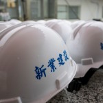 新業(yè)總是將住戶的需求與期待放在心上，每一頂工程頭盔不僅代表專業(yè)，也象徵著與建築師心起手應(yīng)，一步一腳印的紮穩(wěn)馬步。