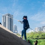 新業(yè)夥伴們拉著繩索，紮實地一步一腳印，逐一攀壁而下，貼近我們的自然芳鄰－筏子溪。