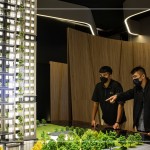 新進(jìn)同仁們難得親見(jiàn)作品模型，相互討論關(guān)於設(shè)計(jì)施工上的細(xì)節(jié)，想像彷彿躍然紙上－十四期大塊森濤22樓宜居建築。