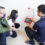 在客服人員、工務(wù)同仁的陪同下，弱電廠商測試電視插座，並且詳細(xì)的解說弱電箱的位置。