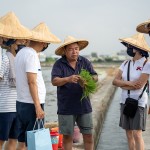 聽(tīng)著在地小農(nóng)–翁爸爸說(shuō)明秧苗的成長(zhǎng)故事，一點(diǎn)一滴都是辛苦的付出，期許時(shí)時(shí)懷著一顆謙卑的心，感恩腳下每一寸土地。(圖右一為新業(yè)建設(shè) 穆椿松名譽(yù)董事長(zhǎng))