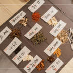 紅花骨、干薑、檸檬香茅、石菖蒲、艾草、薑黃、蜜香紅烏龍茶枝、故子、白芷、骨碎補、花椒等11種純天然臺灣本土藥草，敬重自然、愛護環(huán)境。