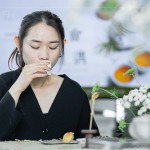 帶領(lǐng)家族好友探索茶湯的箇中滋味，在專業(yè)手法與步驟下，品出蜜香紅茶的甜、白茶的清香、鐵觀音的獨(dú)特韻味。