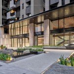 微風(fēng)一方靜謐芳華，讓自然蔓延前庭，夜晚亮起柔和燈光，融進(jìn)建築表情，也沁入，每位歸家的住戶(hù)心裡。