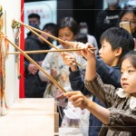 以皮為底，以桿為骨，體驗皮影戲偶，躍上小小影窗中，讓小朋友們增添另一份趣味的體驗。