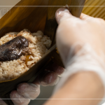 東坡肉、栗子、鹹蛋黃、香菇、蝦末、紅蔥酥為內(nèi)餡，油亮的色澤，待出蒸鍋，濃情粽意飄香，為今年端午時(shí)節(jié)，添上最思念的味道。