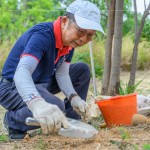 新業(yè)建設(shè) 卓勝隆 董事長(zhǎng)帶領(lǐng)新業(yè)職人們，一同參與『大肚山防火林帶』建置，一行人來到龍井區(qū)–龍目井步道，以實(shí)際行動(dòng)公益，喚起同仁們對(duì)山林的關(guān)注。