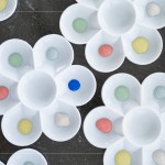 五顏六色的高溫釉藥，後續(xù)經(jīng)過(guò)1230度的高溫?zé)u，待火窯燒結(jié)後，這只陶風(fēng)鈴，將化為獨(dú)一無(wú)二的手感工藝。