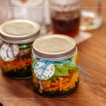 每瓶DIY沙拉罐成品綁上新業(yè)客製化紙標(biāo)，讓每位住戶回家開封時(shí)，再次回憶起「油潤(rùn)食刻」中的每一刻。